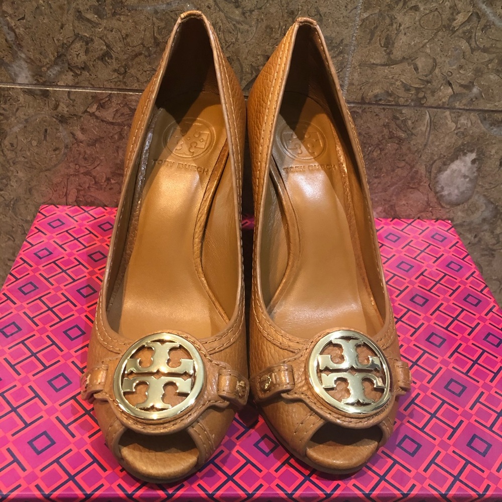 Tory Burch Leticia Wedge Size 6 Color Tan